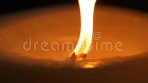 巨大的白色蜡烛在黑暗中燃烧夜晚的烛光近景视频的预览图