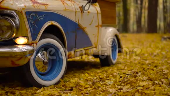 旧莫斯克维奇的复古车带着木制定制的行李在秋天的森林里视频的预览图