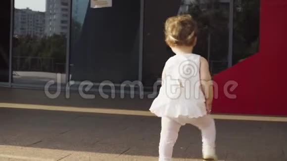 小女孩跑在购物中心附近视频的预览图