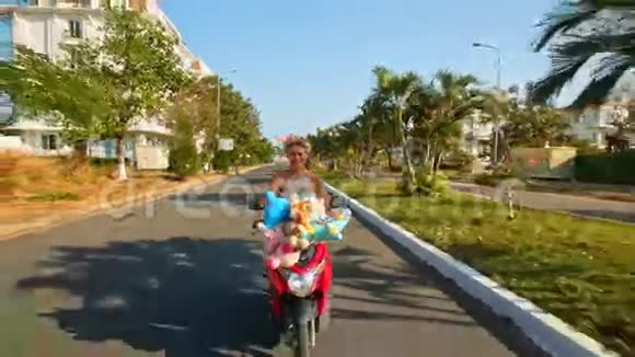 美丽的少女骑摩托车在荒街视频的预览图
