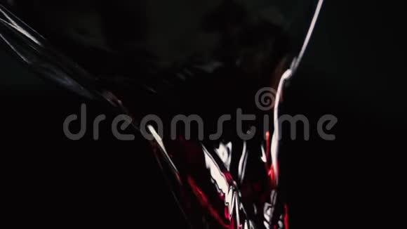从酒壶中倒入的葡萄酒视频的预览图