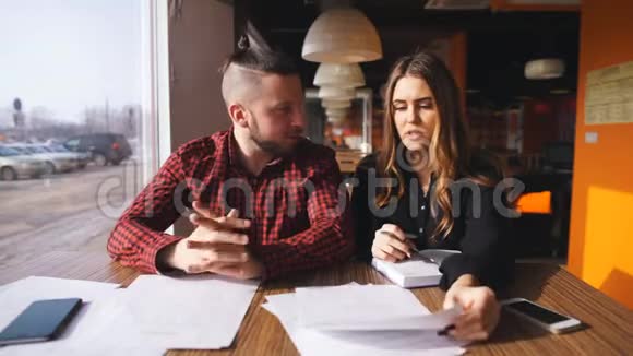 商务女性和商务男性在咖啡馆工作商务概念视频的预览图