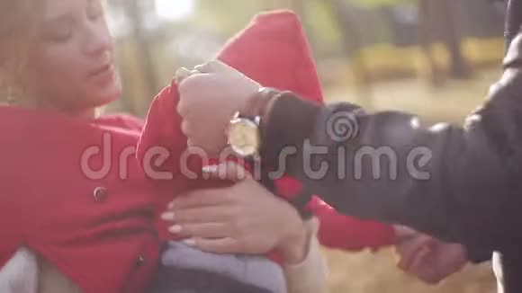年轻的家庭在秋天的公园里玩婴儿快乐的母亲和童年父母喜欢孩子视频的预览图