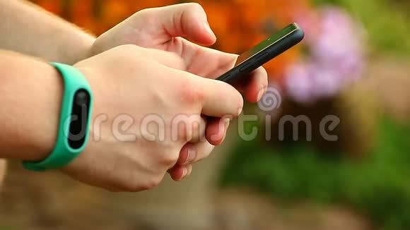 智能手机手镯男士手印夏季花园镜头视频的预览图