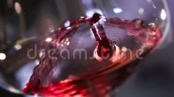 红酒在玻璃杯中缓慢地倒入视频的预览图