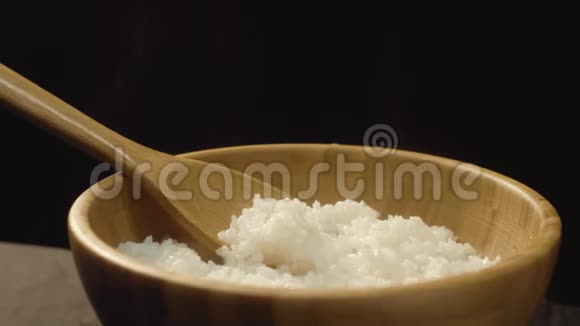 用热饭和木勺特写木碗美味的米饭可以在餐馆里供应视频的预览图