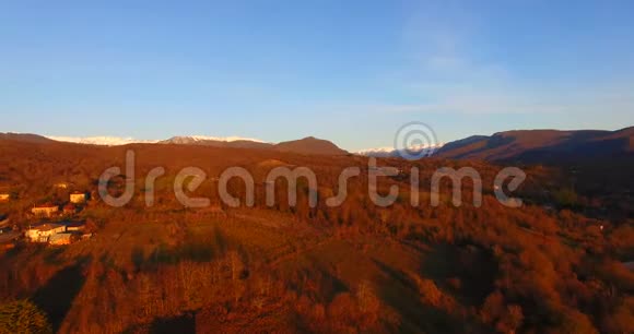 日落时的山景在红白相间的高山峰上映衬着蓝天视频的预览图