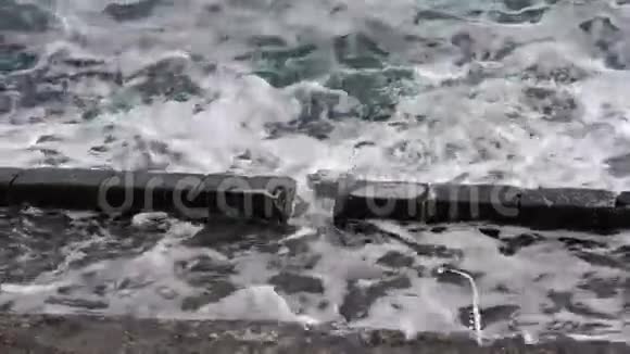 波浪在码头上破浪前进视频的预览图