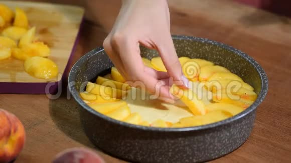 做桃派的过程女人的手把鲜桃放在面糊上视频的预览图