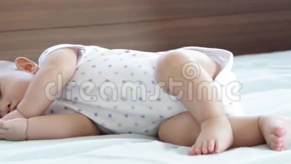 可爱的宝宝睡觉视频的预览图
