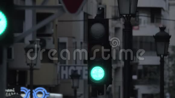 城市街道上的红绿灯特写视频的预览图