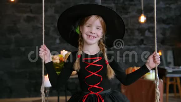 一个小女孩一个女巫在万圣节骑着秋千视频的预览图
