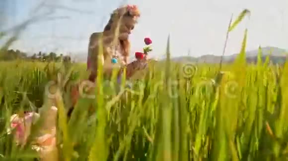 镜头移动女孩贴红玫瑰在现场视频的预览图