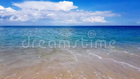 泰国普吉岛麦浩海滩美丽的海滩泰国普吉岛泰国普吉岛沿岸的热带安达曼海景视频的预览图