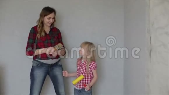 一个年轻的母亲和一个女儿用画笔唱歌视频的预览图