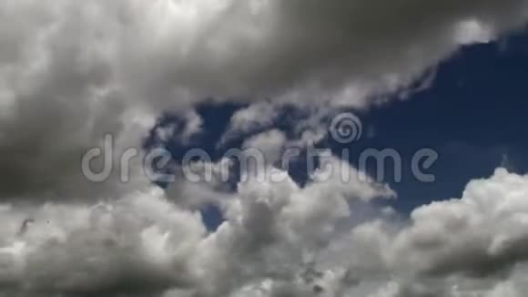 蓝天上快速移动的云视频的预览图