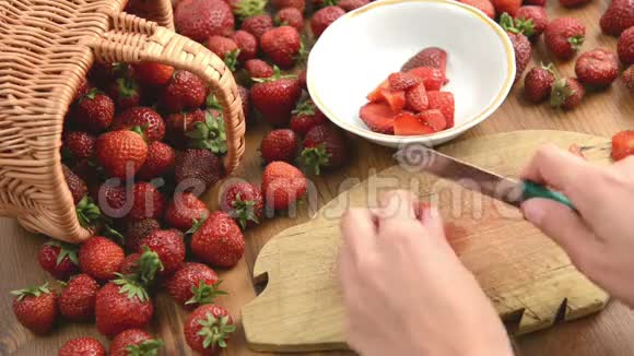 在小碗里清洗草莓木制桌子果酱的制作视频的预览图