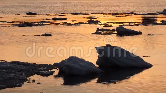 浮冰漂浮在水中碎冰在春天的河流上浮冰漂流视频的预览图