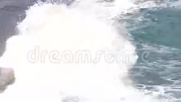 波浪在码头上破浪前进视频的预览图