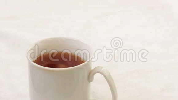 用茶匙倒入一杯茶糖视频的预览图