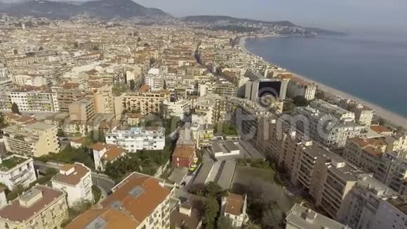 位于法国尼斯的度假城市坐落在海岸边密集的建筑区视频的预览图