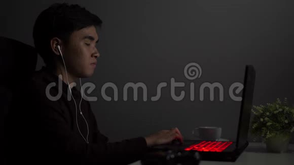 晚上在桌上放手提电脑的人视频的预览图