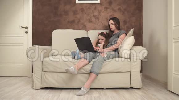 妈妈和小女儿用笔记本电脑视频的预览图