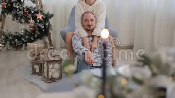 家里的一对年轻漂亮的夫妇快乐的年轻女人拥抱男朋友视频的预览图