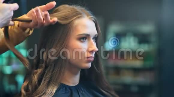专业理发师理发模特头发熨斗头发矫直视频的预览图