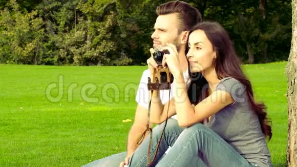 快乐的一对夫妇用旧相机拍照视频的预览图