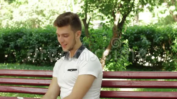女孩让她的男朋友大吃一惊在公园里的长凳上闭上了眼睛视频的预览图