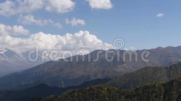 从Mheer拍摄的令人惊叹的全景展示了最著名的山峰之一乌什巴山美丽的旅游胜地视频的预览图