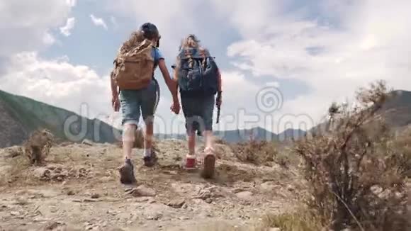 带背包的儿童旅行者冒险和新发现的概念2两个小女孩反目视频的预览图