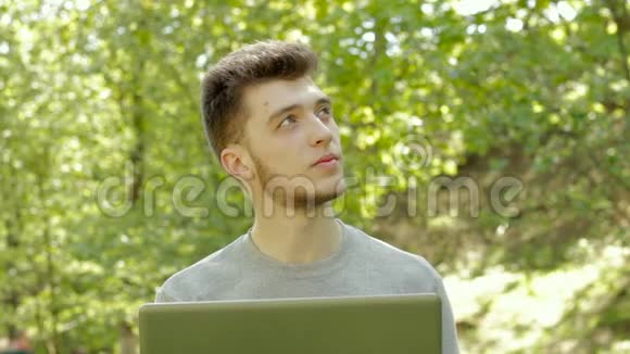 一个带笔记本电脑的学生喝一杯热咖啡视频的预览图