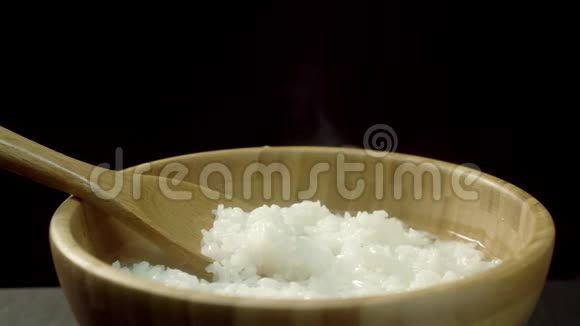 用热饭和木勺特写木碗美味的米饭可以在餐馆里供应视频的预览图