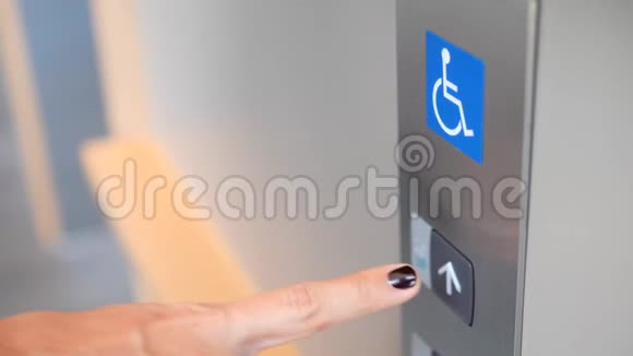 商场或医院为残疾人提供女性手指按压电梯按钮4K慢动作视频的预览图