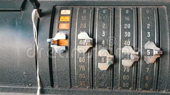 一个古老的计算器老式德国算盘近距离观看视频的预览图