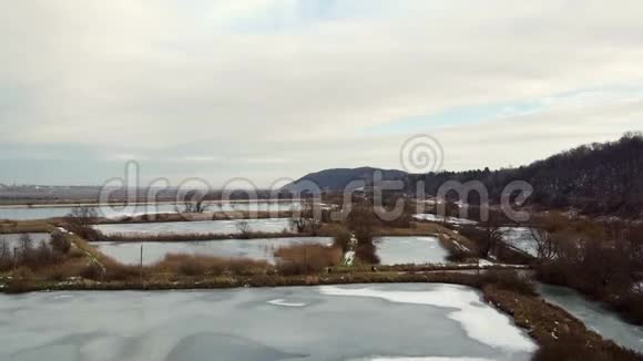 冰冻湖冬季航空无人机视频视频的预览图