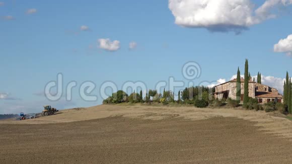 拖拉机在老庄园附近的一块田里工作意大利视频的预览图