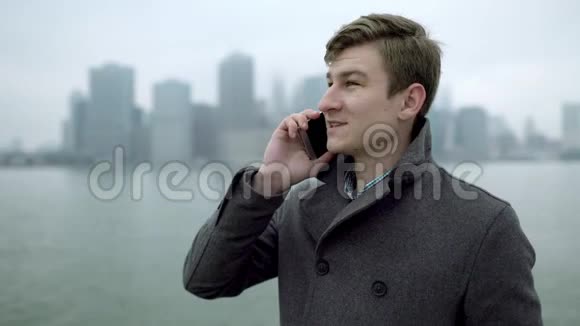 游客在智能手机上与曼哈顿交谈的白天背景视频的预览图
