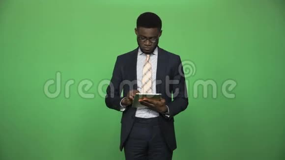 自信的非洲男性使用平板电脑视频的预览图