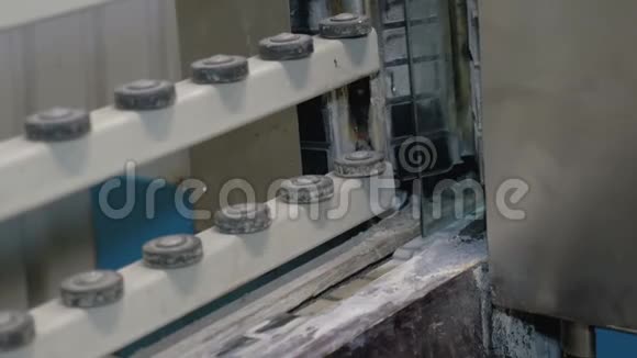 一片玻璃从机器里出来处理边缘工厂用于生产窗户特写视频的预览图