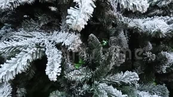 超市里有装饰品的圣诞树视频的预览图