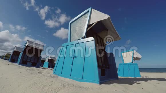 海滩空蓝屋顶椅子视频的预览图