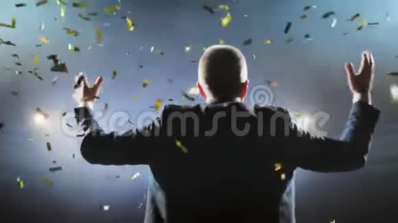 成功的商人举起双臂庆祝他的胜利庆祝成功兴奋青年的低角度视角视频的预览图