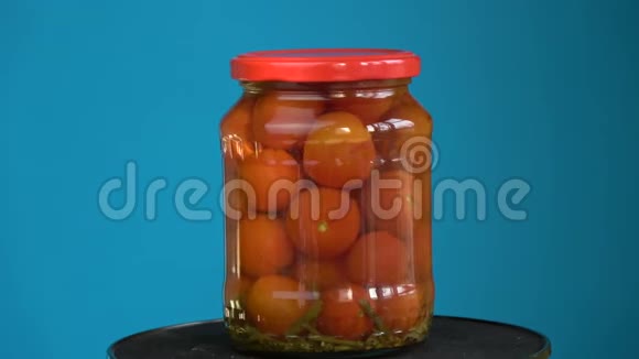 红番茄旋转腌制玻璃罐视频的预览图
