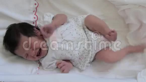 刚出生的女婴在哭视频的预览图