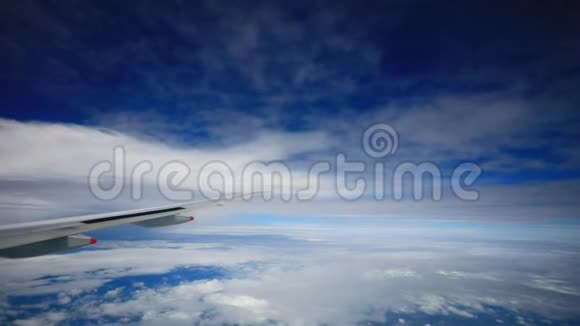 喷气式飞机飞过多云的天空视频的预览图