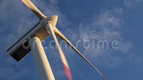 日落时带蓝天的风力发电机视频的预览图