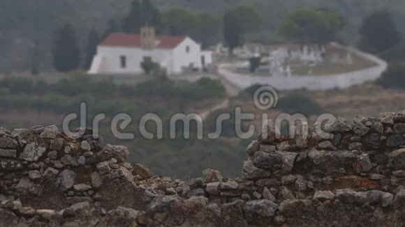 希腊草甸景观与教堂和墓地视频的预览图